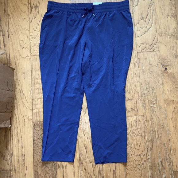 4 NWT pairs of lightweight active wear crop pants size XL - Picture 3 of 5